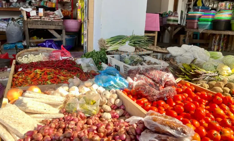 Harga sejumlah komoditas sayuran di Pasar Tana Mira, Taliwang, mengalami penurunan, terutama cabai dan bawang merah, setelah program Makan Bergizi Gratis (MBG) diliburkan sementara.
