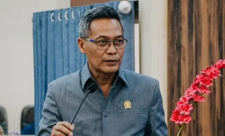 Juru bicara Fraksi PAN, Iwan Irawan Marhalim, saat membacakan pandangan umum mengenai Rancangan APBD Perubahan 2026 pada Rapat Paripurna DPRD KSB, Rabu, 8 Juli 2026.