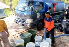 Petugas BPBD Lobar saat menyalurkan air bersih ke salah satu desa terdampak kekeringan terparah, Juli 2026.