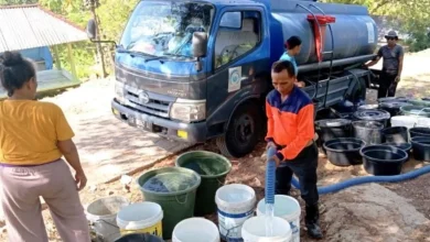 Petugas BPBD Lobar saat menyalurkan air bersih ke salah satu desa terdampak kekeringan terparah, Juli 2026.