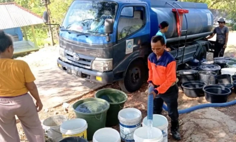 Petugas BPBD Lobar saat menyalurkan air bersih ke salah satu desa terdampak kekeringan terparah, Juli 2026.