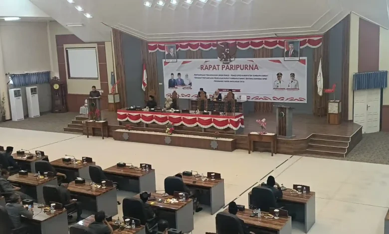 Suasana Rapat Paripurna Pemandangan Umum Fraksi mengenai Raperda APBD Perubahan TA 2026 di Gedung DPRD KSB, Rabu, 8 Juli 2026.