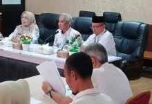 Sekretaris Daerah KSB, Hairul Jibril (kedua dari kiri) bersama jajaran pemda KSB menggelar Rapat Tim Terpadu P4GN di Ruang Rapat Gili Kenawa, Rabu, 8 Juli 2026.