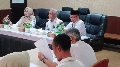 Sekretaris Daerah KSB, Hairul Jibril (kedua dari kiri) bersama jajaran pemda KSB menggelar Rapat Tim Terpadu P4GN di Ruang Rapat Gili Kenawa, Rabu, 8 Juli 2026.