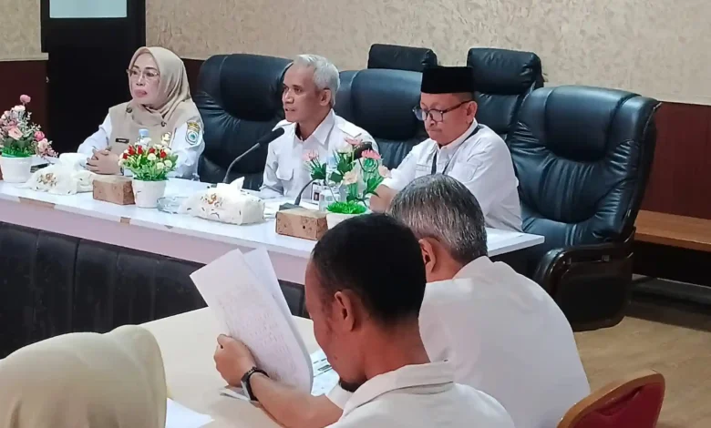 Sekretaris Daerah KSB, Hairul Jibril (kedua dari kiri) bersama jajaran pemda KSB menggelar Rapat Tim Terpadu P4GN di Ruang Rapat Gili Kenawa, Rabu, 8 Juli 2026.