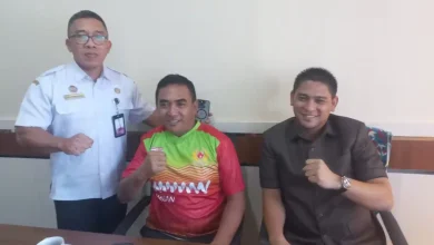 Sekretaris Umum KONI KSB, Mars Anugerainsya (kiri), Ketua KONI KSB, Andi Laweng (tengah), bersama Ketua Pengcab KBI KSB yang dibekukan sementara, Santri Yusmulyadi (kanan).