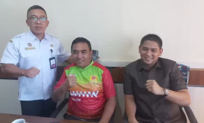 Sekretaris Umum KONI KSB, Mars Anugerainsya (kiri), Ketua KONI KSB, Andi Laweng (tengah), bersama Ketua Pengcab KBI KSB yang dibekukan sementara, Santri Yusmulyadi (kanan).