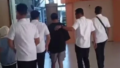 Momen Direktorat Resere PPA-PPO Polda NTB saat mencegat keberangkatan santri korban dugaan pembakaran ponpes ke Jakarta di Bandara pada Rabu, 8 Juli 2026.