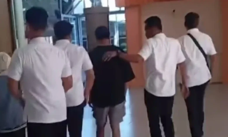 Momen Direktorat Resere PPA-PPO Polda NTB saat mencegat keberangkatan santri korban dugaan pembakaran ponpes ke Jakarta di Bandara pada Rabu, 8 Juli 2026.