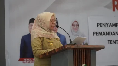 Wakil Bupati Sumbawa Barat, Hj. Hanipah, menyampaikan jawaban resmi terhadap pemandangan umum fraksi DPRD pada Rapat Paripurna, Kamis, 9 Juli 2026.