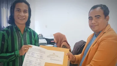 Kuasa hukum RY, Yan Mangandar Putra (kanan), saat menyerahkan surat pengaduan, Jumat, 3 Juli, 2026.