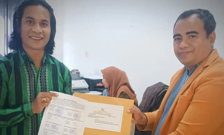Kuasa hukum RY, Yan Mangandar Putra (kanan), saat menyerahkan surat pengaduan, Jumat, 3 Juli, 2026.