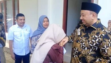 Perwakilan 31 honorer Lobar tampak mencium tangan Wakil Ketua Komisi X DPR RI, Lalu Hadrian Irfani, usai menyerahkan berkas, Kamis, 9 Juli 2026.