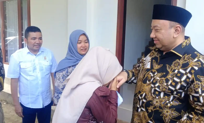 Perwakilan 31 honorer Lobar tampak mencium tangan Wakil Ketua Komisi X DPR RI, Lalu Hadrian Irfani, usai menyerahkan berkas, Kamis, 9 Juli 2026.