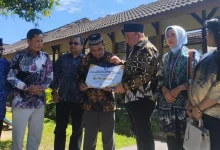 Penyerahan bantuan secara simbolis ke SMAN 1 Lingsar, oleh Pemerintah Pusat melalui Komisi X DPR RI, Kamis, 9 Juli 2026.