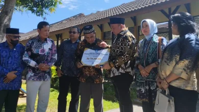 Penyerahan bantuan secara simbolis ke SMAN 1 Lingsar, oleh Pemerintah Pusat melalui Komisi X DPR RI, Kamis, 9 Juli 2026.