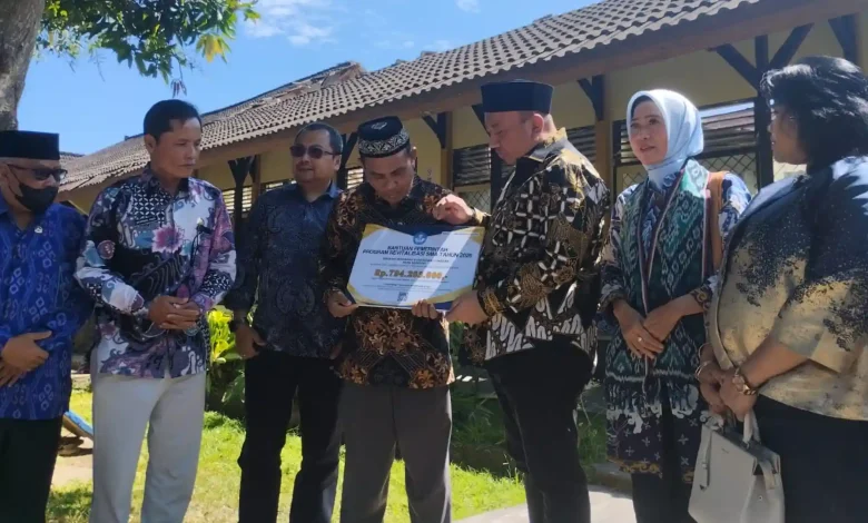 Penyerahan bantuan secara simbolis ke SMAN 1 Lingsar, oleh Pemerintah Pusat melalui Komisi X DPR RI, Kamis, 9 Juli 2026.