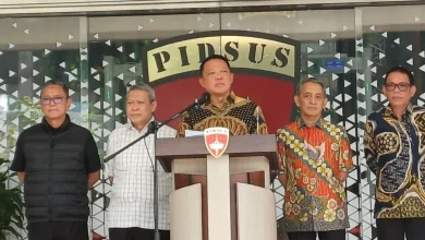 Mantan Jaksa Agung Muda Bidang Tindak Pidana Khusus (Jampidsus) Kejaksaan Agung, Febrie Adriansyah (tengah).