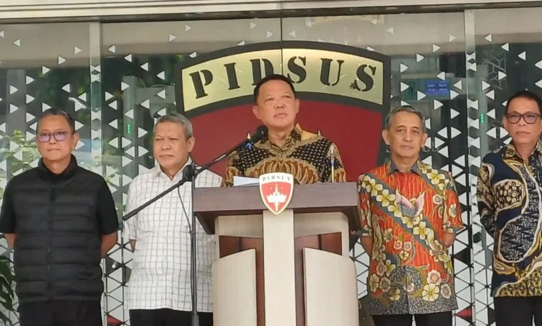 Mantan Jaksa Agung Muda Bidang Tindak Pidana Khusus (Jampidsus) Kejaksaan Agung, Febrie Adriansyah (tengah).