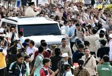 Momen Presiden Prabowo (di atas mobil) saat menyapa ribuan warga saat kunjungan ke Lombok Barat NTB pada Jumat, 10 Juli 2026.