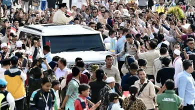 Momen Presiden Prabowo (di atas mobil) saat menyapa ribuan warga saat kunjungan ke Lombok Barat NTB pada Jumat, 10 Juli 2026.
