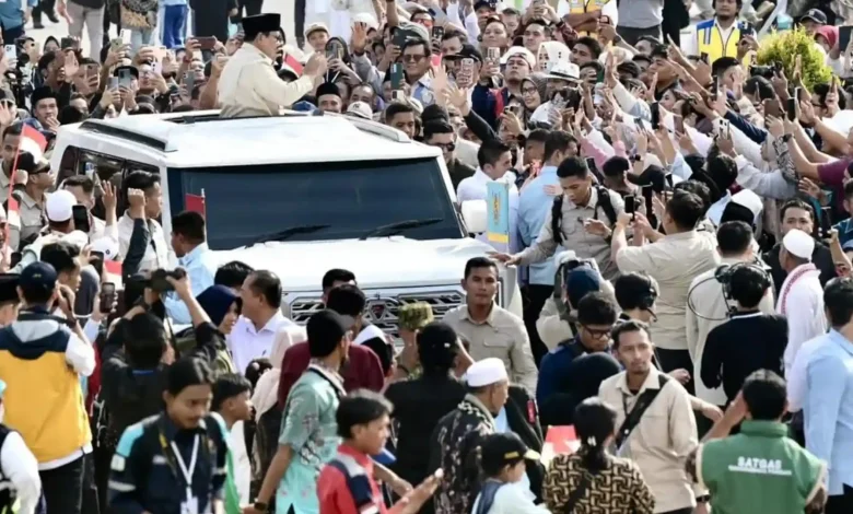 Momen Presiden Prabowo (di atas mobil) saat menyapa ribuan warga saat kunjungan ke Lombok Barat NTB pada Jumat, 10 Juli 2026.