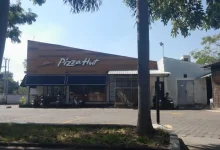 Pizza Hut, salah satu kedai pizza yang populer dan terjangkau di Kota Mataram.