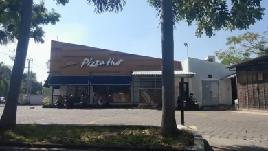 Pizza Hut, salah satu kedai pizza yang populer dan terjangkau di Kota Mataram.