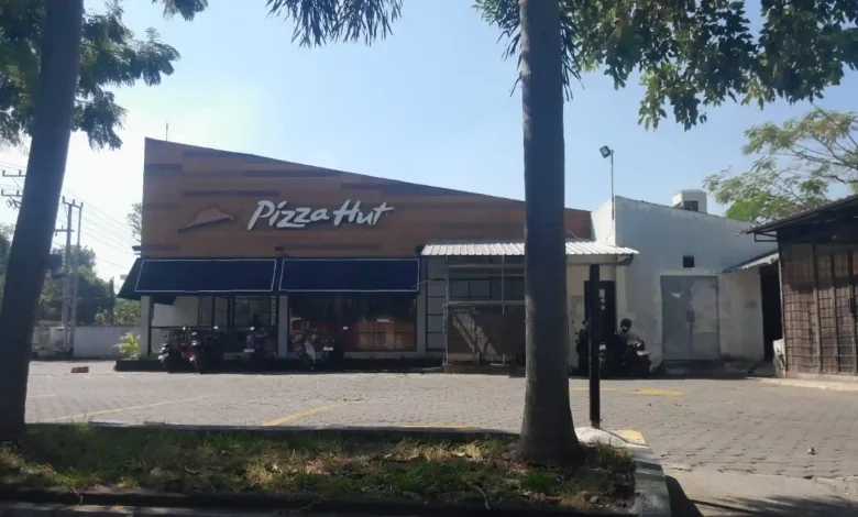 Pizza Hut, salah satu kedai pizza yang populer dan terjangkau di Kota Mataram.