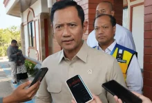 Menteri Koordinator Bidang Infrastruktur dan Pembangunan Kewilayahan, Agus Harimurti Yudhoyono (AHY) saat diwawancarai usai peresmian lima Bendungan di NTB, Jumat, 10 Juli 2026.
