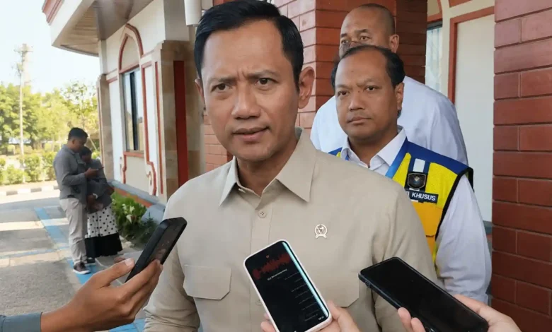 Menteri Koordinator Bidang Infrastruktur dan Pembangunan Kewilayahan, Agus Harimurti Yudhoyono (AHY) saat diwawancarai usai peresmian lima Bendungan di NTB, Jumat, 10 Juli 2026.