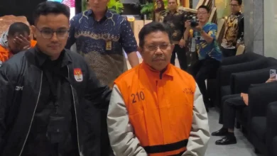 Bupati Lombok Barat, Lalu Ahmad Zaini (LAZ), menggunakan rompi oranye setelah ditetapkan sebagai tersangka oleh KPK pada Selasa, 21 Juli 2026.