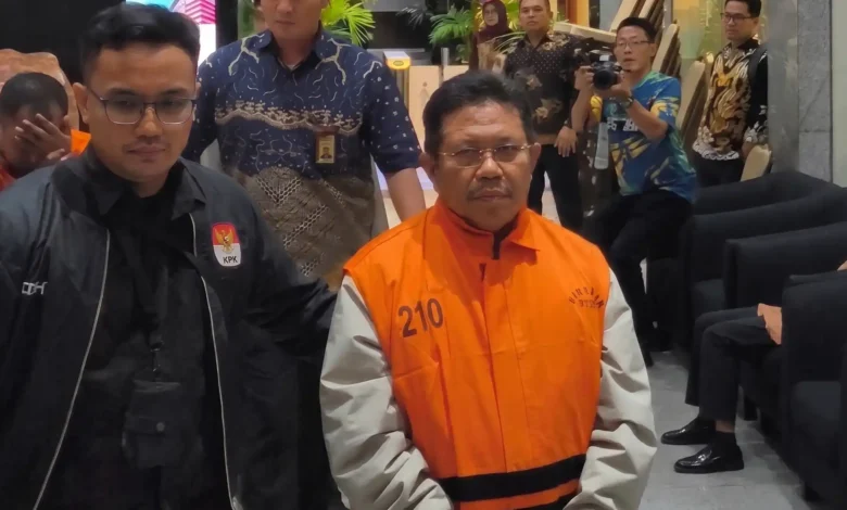 Bupati Lombok Barat, Lalu Ahmad Zaini (LAZ), menggunakan rompi oranye setelah ditetapkan sebagai tersangka oleh KPK pada Selasa, 21 Juli 2026.