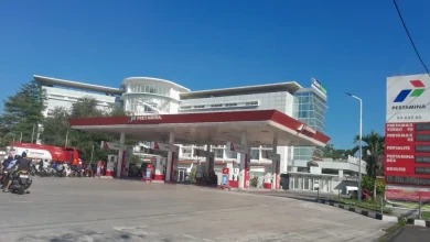 Suasana di SPBU Majapahit setelah PT Pertamina resmi menurunkan harga untuk tiga jenis BBM pada Rabu, 1 Juli 2026.
