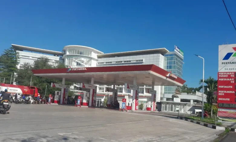 Suasana di SPBU Majapahit setelah PT Pertamina resmi menurunkan harga untuk tiga jenis BBM pada Rabu, 1 Juli 2026.