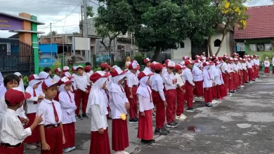 Penggunaan seragam sekolah bagi siswa SD sesuai dengan Surat Edaran terbaru dari Dikbud Lombok Timur.