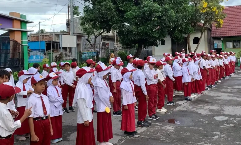 Penggunaan seragam sekolah bagi siswa SD sesuai dengan Surat Edaran terbaru dari Dikbud Lombok Timur.