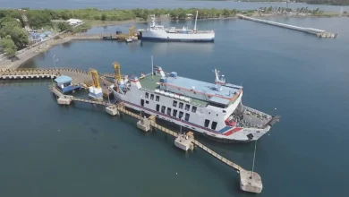 Kapal saat bersandar di Pelabuhan Kayangan di tebgah wacana kenaikan tarif penyeberangan pada tahun 2026.