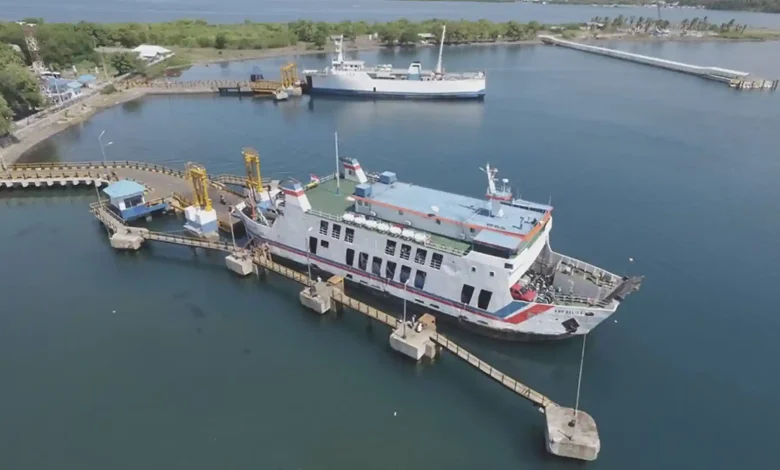 Kapal saat bersandar di Pelabuhan Kayangan di tebgah wacana kenaikan tarif penyeberangan pada tahun 2026.