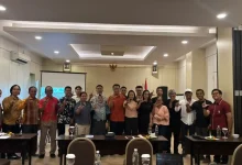 Sesi foto bersama kegiatan pelatihan akademisi FEB Universitas Brawijaya bagi pelaku perhotelan di KEK Mandalika, Lombok, Rabu, 1 Juli 2026.