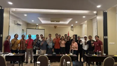 Sesi foto bersama kegiatan pelatihan akademisi FEB Universitas Brawijaya bagi pelaku perhotelan di KEK Mandalika, Lombok, Rabu, 1 Juli 2026.