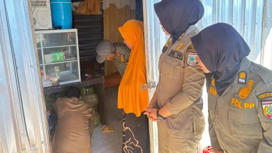 Tim gabungan Dinas Koperindag dan Satpol PP Sumbawa Barat saat sidak distribusi Gas LPG 3 Kg di Seteluk, Rabu, 1 Juli 2026.