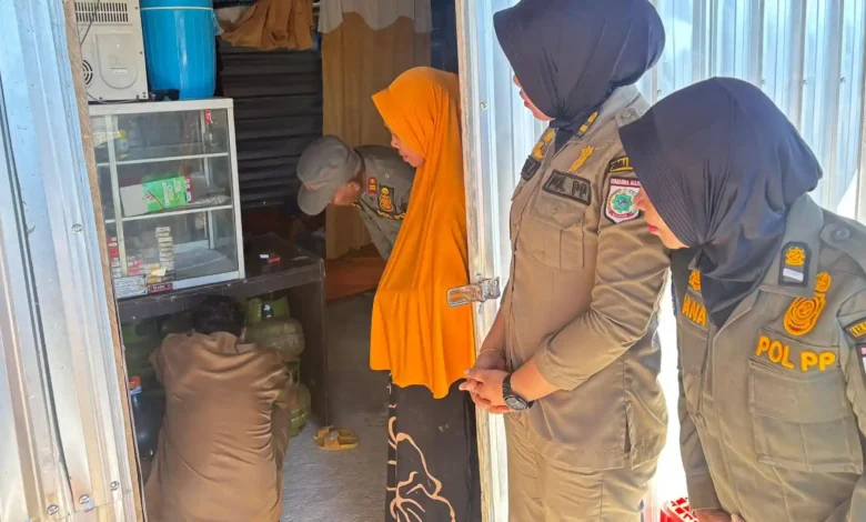 Tim gabungan Dinas Koperindag dan Satpol PP Sumbawa Barat saat sidak distribusi Gas LPG 3 Kg di Seteluk, Rabu, 1 Juli 2026.