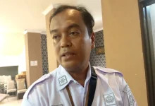Kepala Disnaker Kota Mataram, Ida Wayan Putra Ekantara, diwawancarai terkait mediasi RS Risa Sentra Medika.