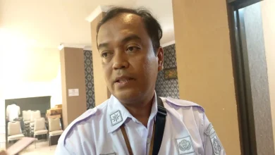 Kepala Disnaker Kota Mataram, Ida Wayan Putra Ekantara, diwawancarai terkait mediasi RS Risa Sentra Medika.