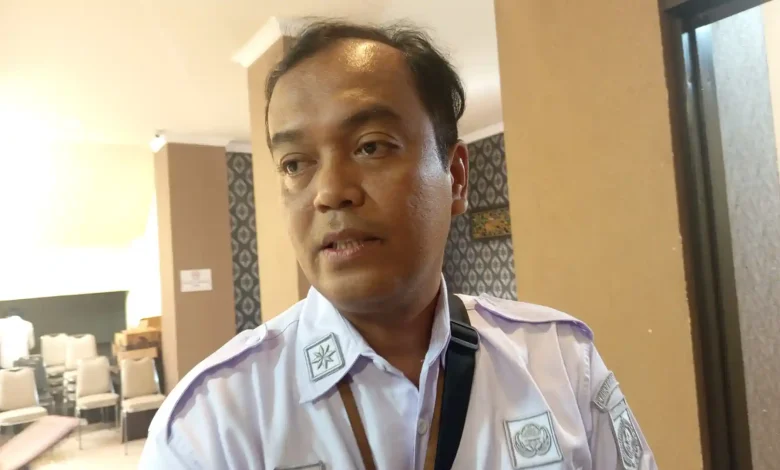 Kepala Disnaker Kota Mataram, Ida Wayan Putra Ekantara, diwawancarai terkait mediasi RS Risa Sentra Medika.