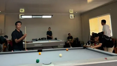Para Atlet Biliar Kabupaten Sumbawa Barat saat menjalani pemusatan latihan intensif di EXO Biliard Taliwang menjelang Porprov NTB 2026.
