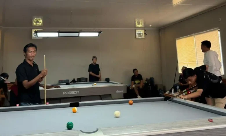 Para Atlet Biliar Kabupaten Sumbawa Barat saat menjalani pemusatan latihan intensif di EXO Biliard Taliwang menjelang Porprov NTB 2026.