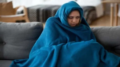 Ilustrasi wanita yang memakai selimut karena kedinginan di tengah perubahan suhu di NTB.