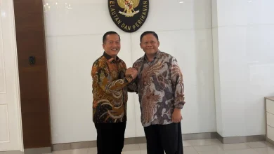 Gubernur NTB, Lalu Muhamad Iqbal (kiri) dan Wakil Menteri Kelautan dan Perikanan, Didit Herdiawan Ashaf (kanan), saat pertemuan untuk membahas pengadaan kapal dan KNMP.
